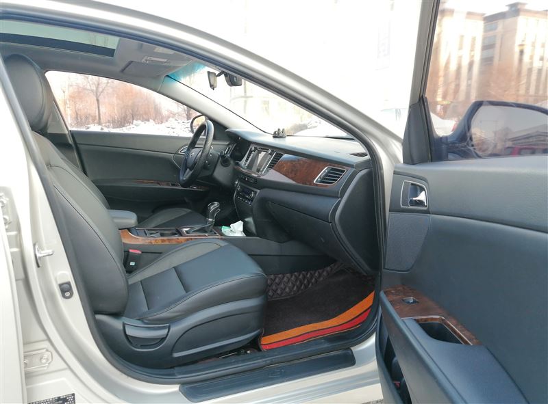 現(xiàn)代名圖自動擋全景天窗