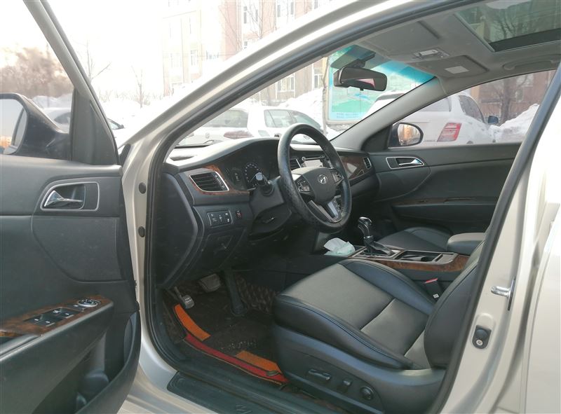 現(xiàn)代名圖自動擋全景天窗