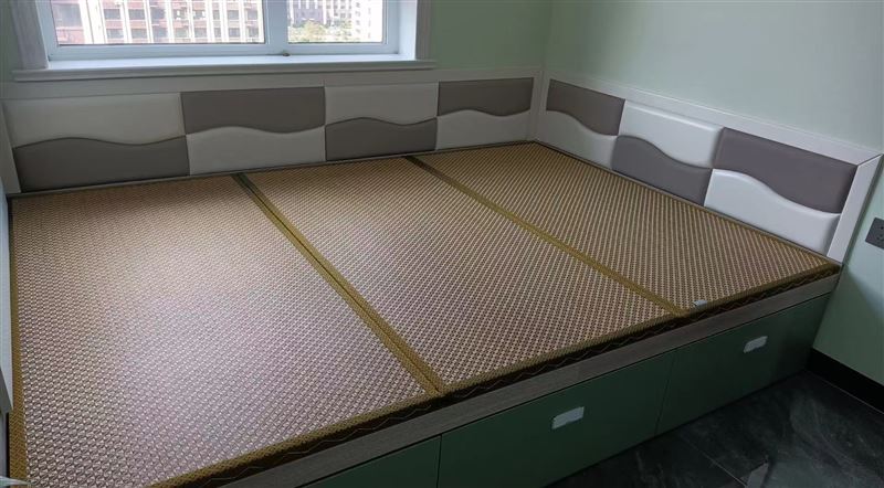 維修門窗，換荷葉把手密封條，換玻璃，換門窗，打密封膠，定做紗窗，軟包防盜門，軟包炕圍子，定做榻榻米