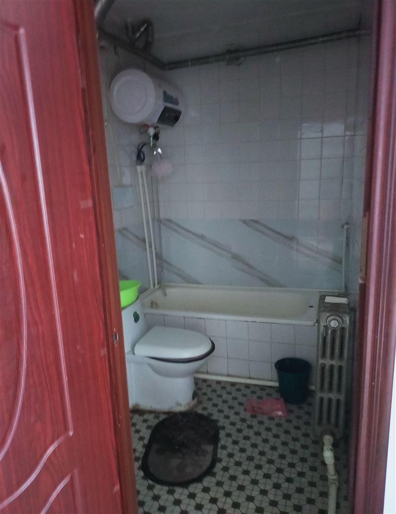 大商后面，二院的斜對角有六樓出租，拎包入住