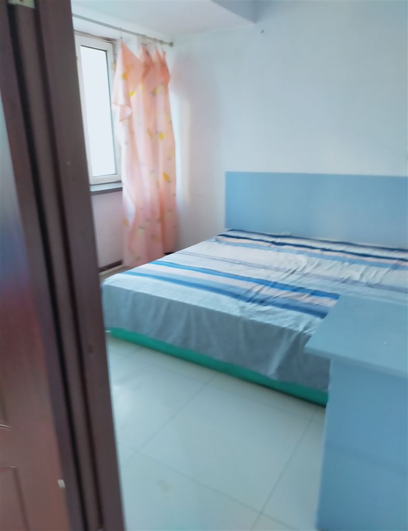 大商后面，二院的斜對角有六樓出租，拎包入住