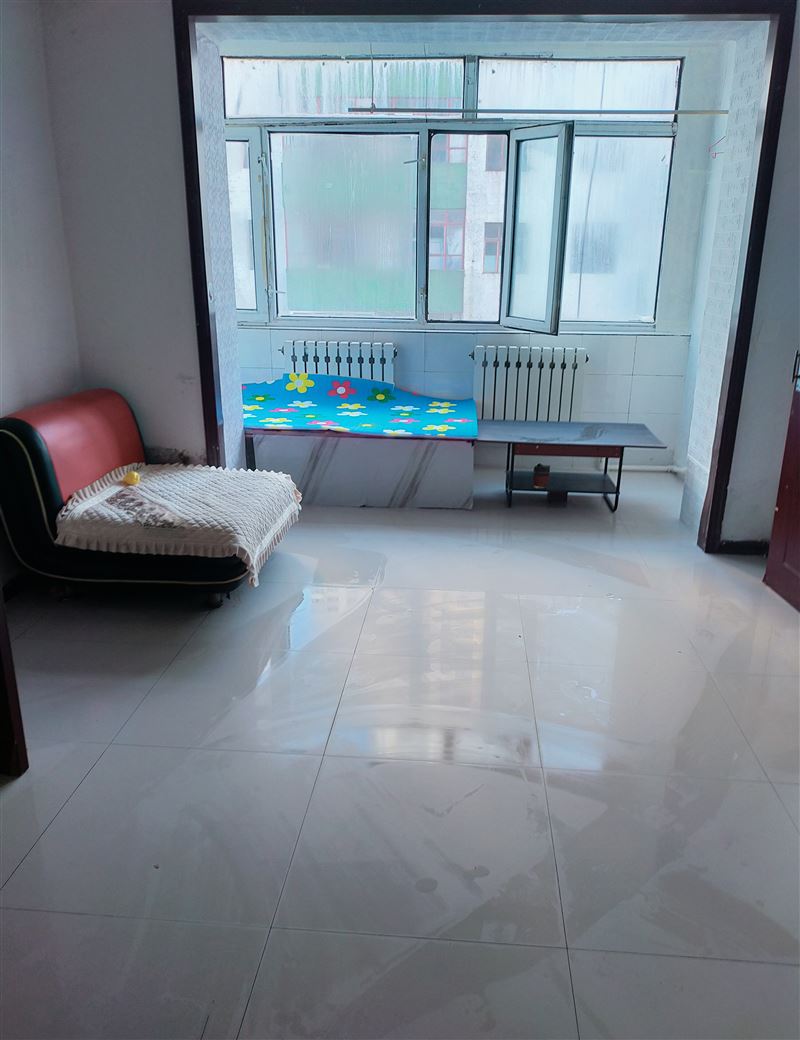 大商后面，二院的斜對角有六樓出租，拎包入住