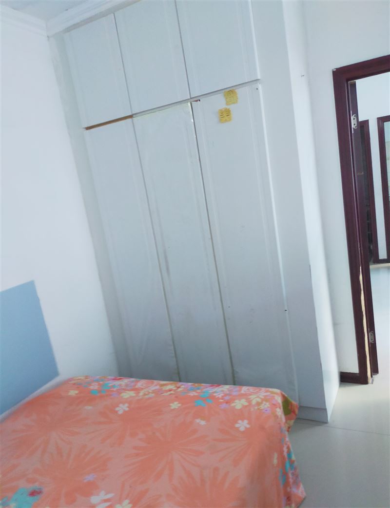 大商后面，二院的斜對角有六樓出租，拎包入住