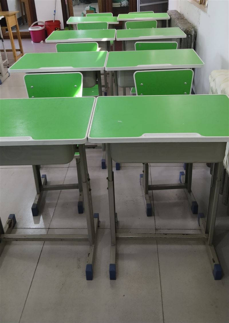 低價(jià)出售學(xué)生桌椅