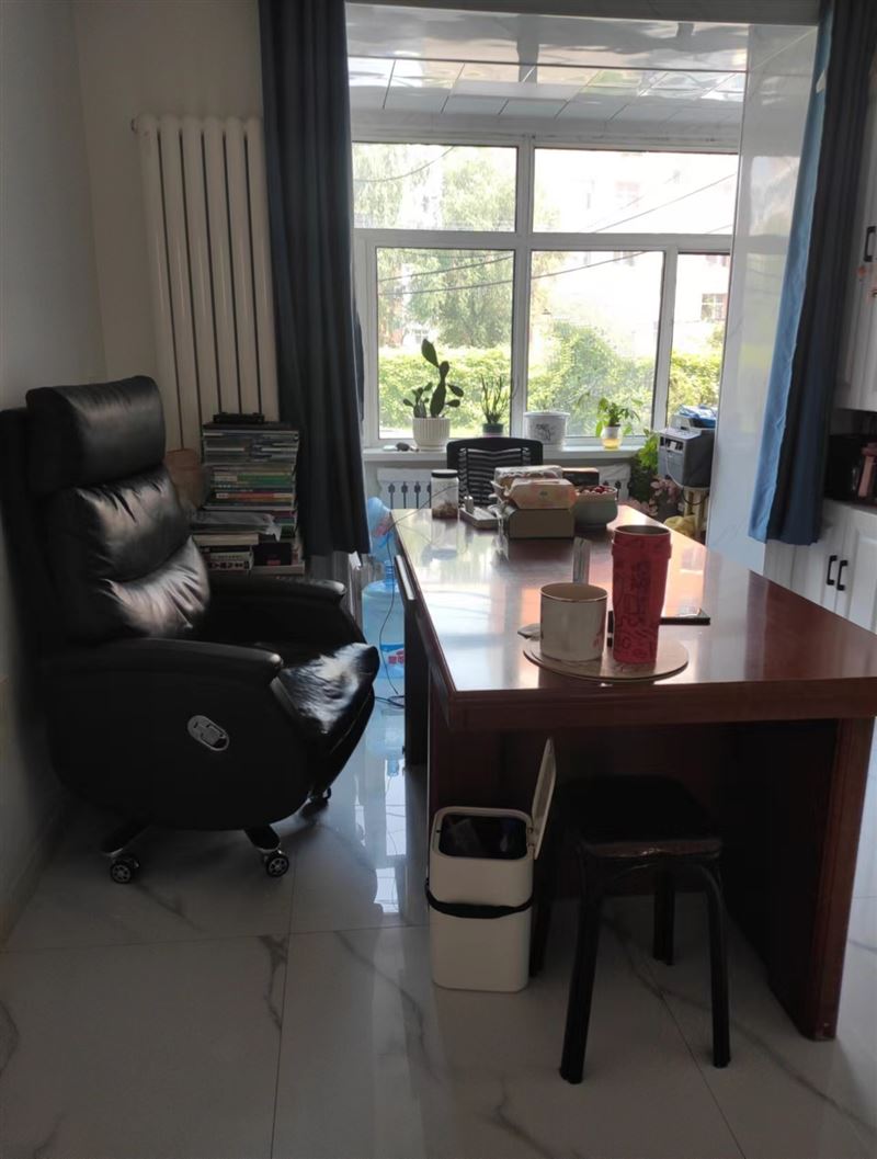 湖濱小區(qū)一樓半107平精裝39.5萬