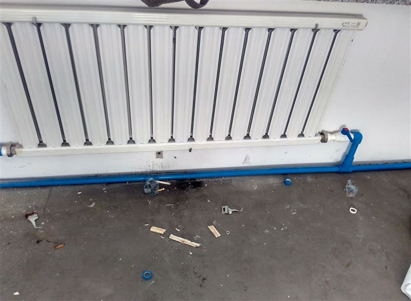 水暖工。電鎬砸墻。木工。瓦工