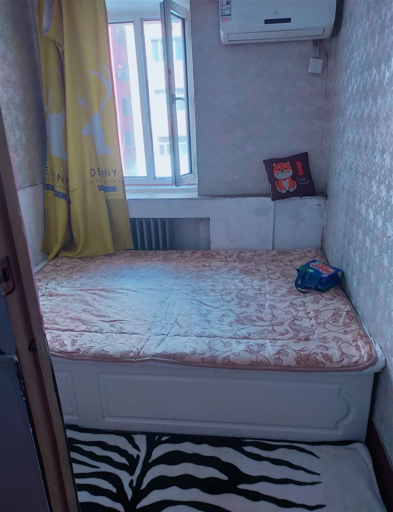 松林小區(qū)，四樓，一共三個(gè)房間，現(xiàn)有一個(gè)450