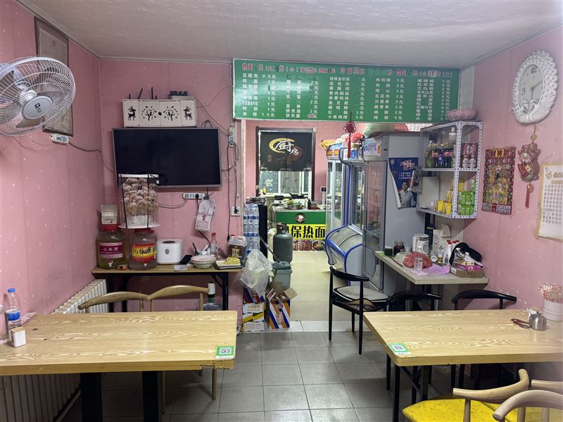 經(jīng)典茗居大門口對(duì)面綠保熱面出兌