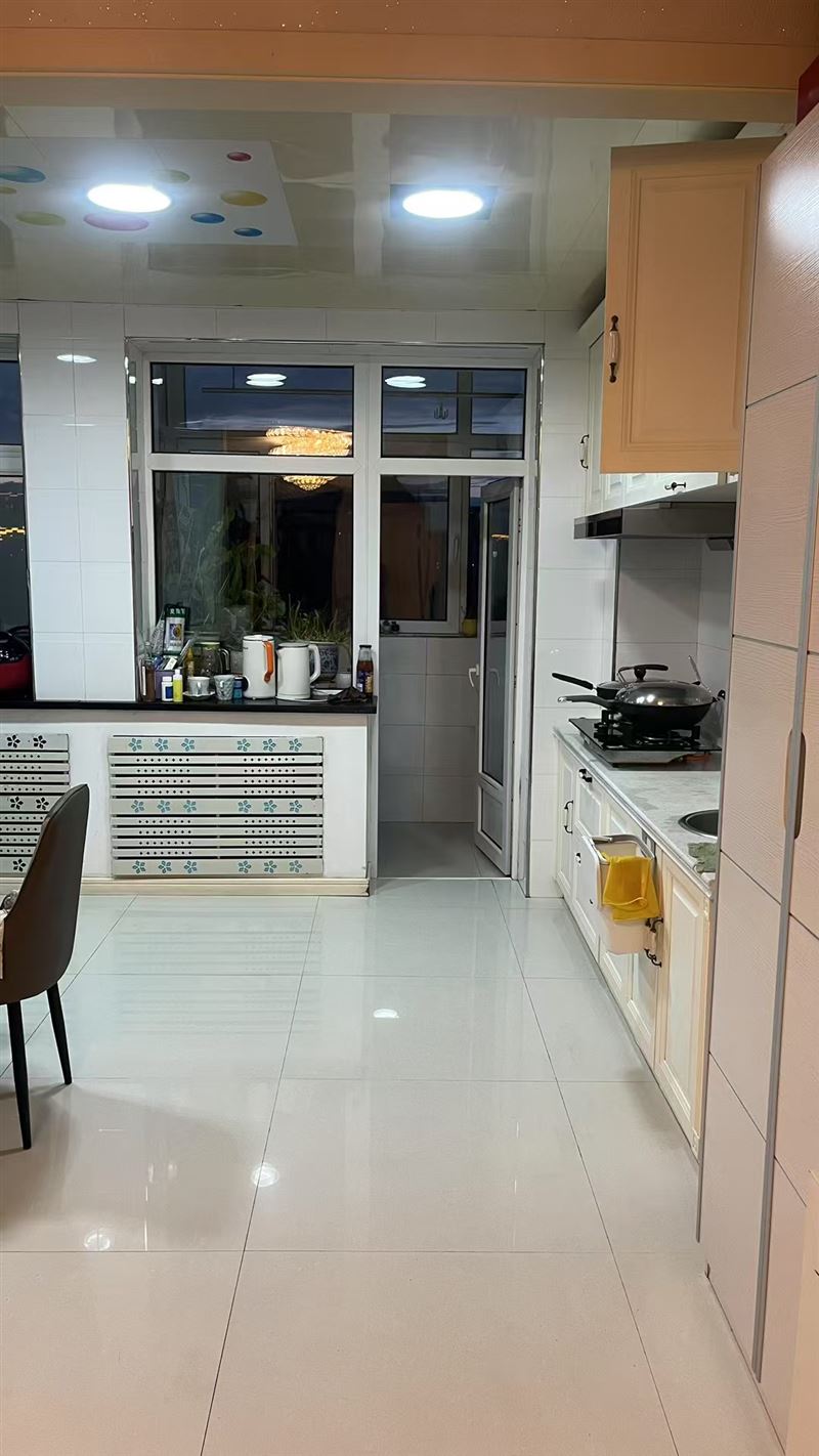 開荒保潔擦玻璃