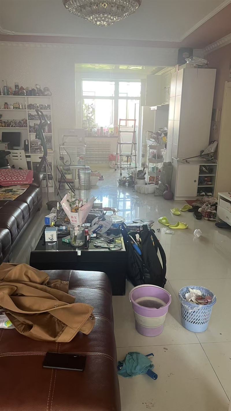 開荒保潔擦玻璃