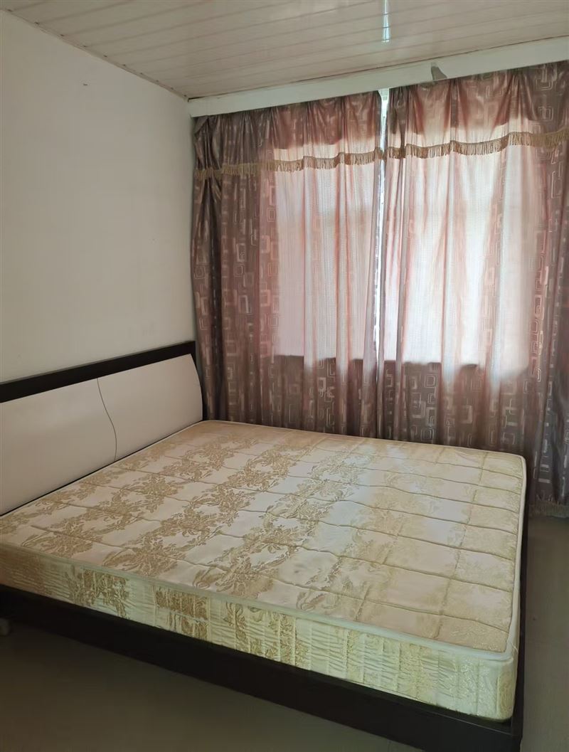 賣樓:育才苑六樓非頂樓，下樓就是七學(xué)和幼兒園64.7平15萬