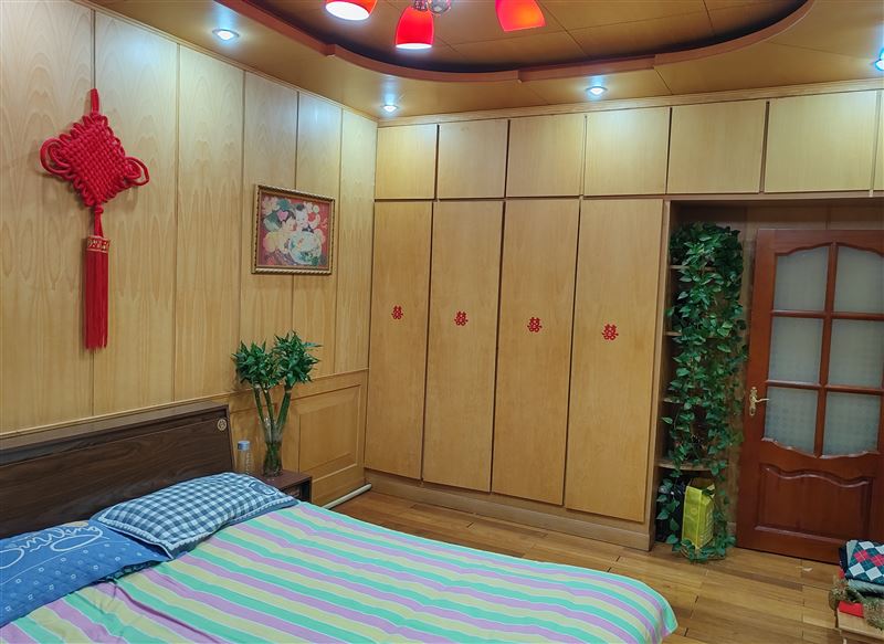 賣湖濱小區(qū)6樓(共7層)