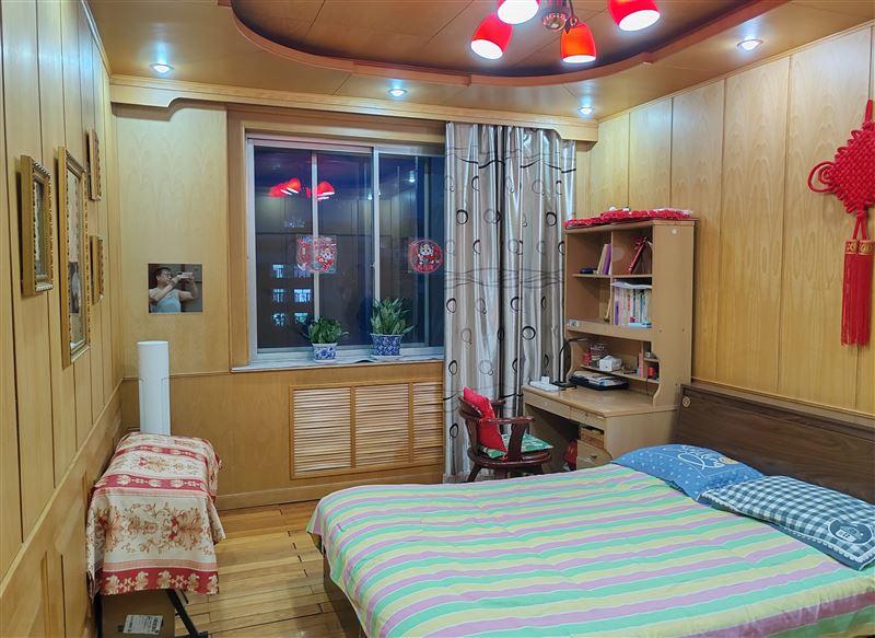 賣湖濱小區(qū)6樓(共7層)