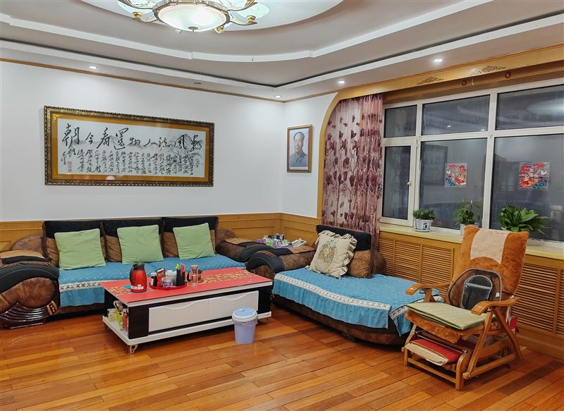 賣湖濱小區(qū)6樓(共7層)