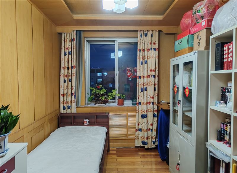 賣湖濱小區(qū)6樓(共7層)