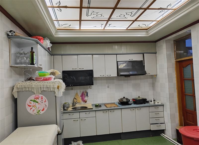 賣湖濱小區(qū)6樓(共7層)