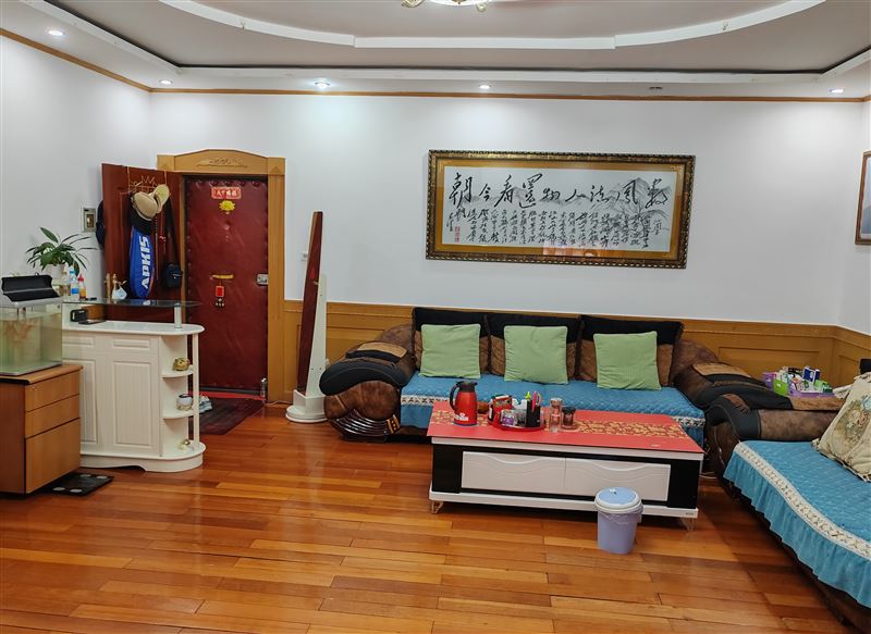 賣湖濱小區(qū)6樓(共7層)