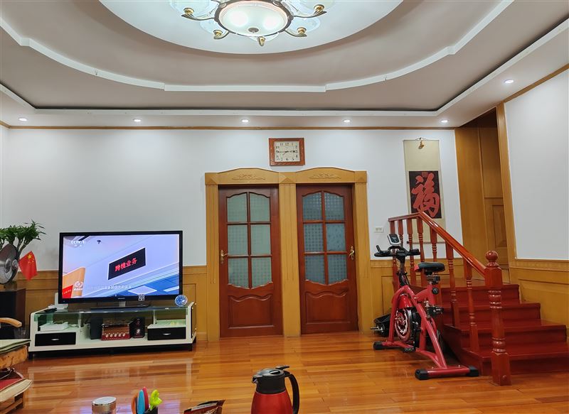 賣湖濱小區(qū)6樓(共7層)