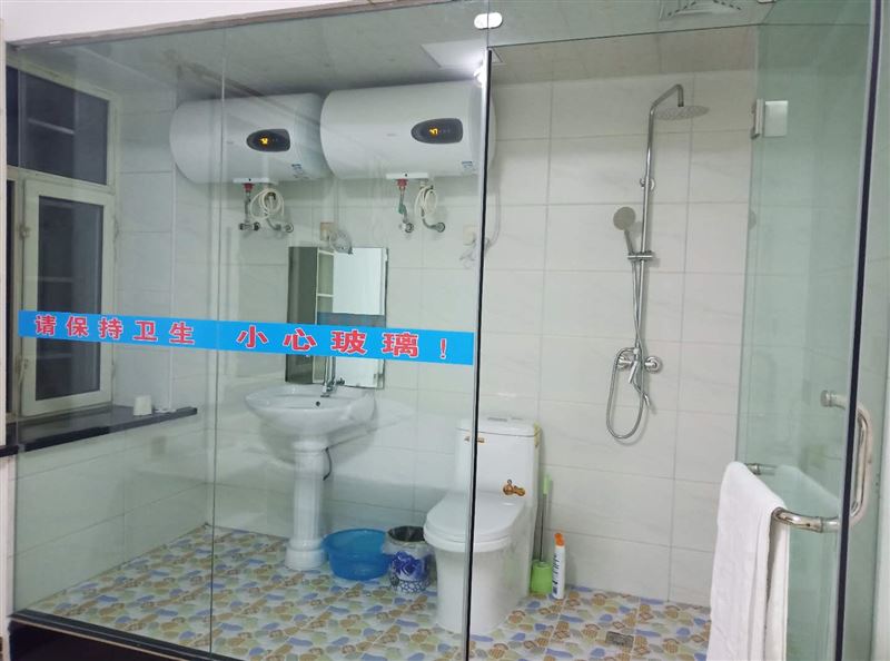 出賣茄子河商貿(mào)城西側(cè)金葉賓館