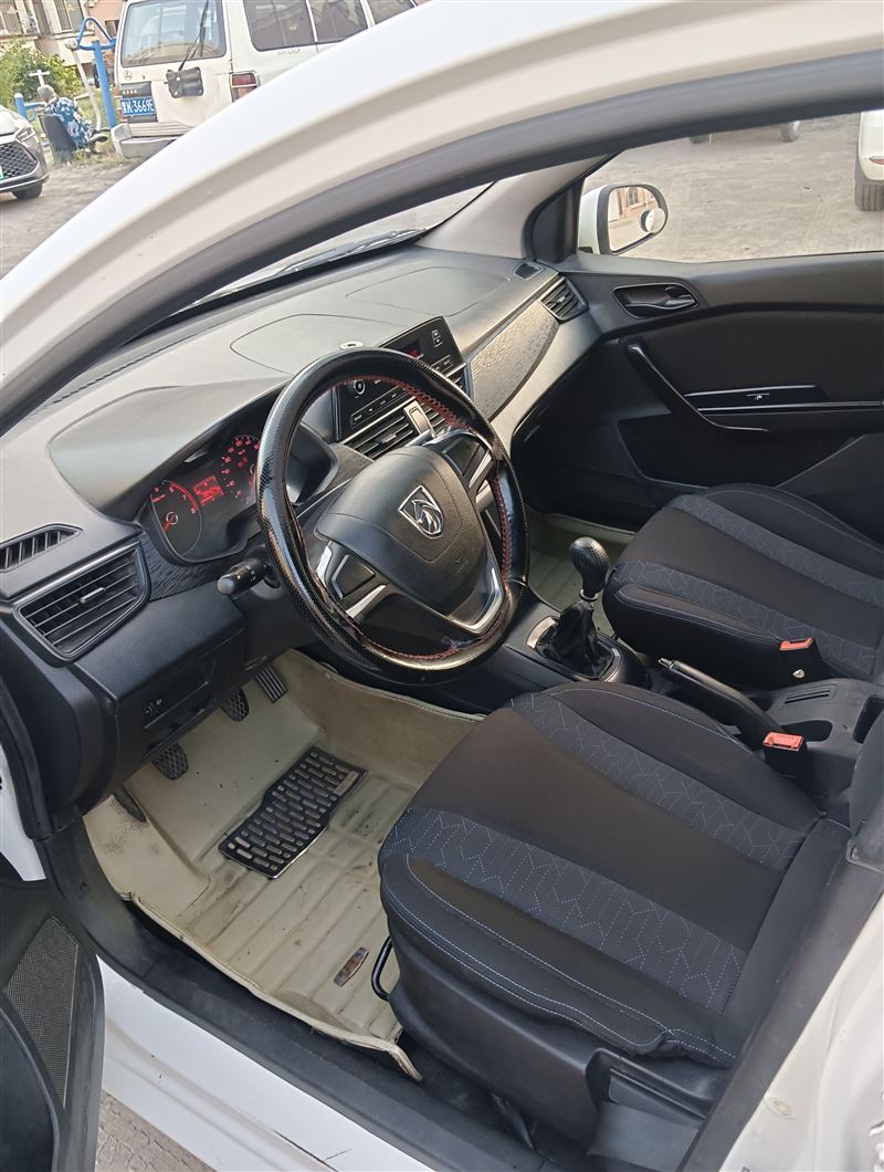 17年寶駿310手動(dòng)高配