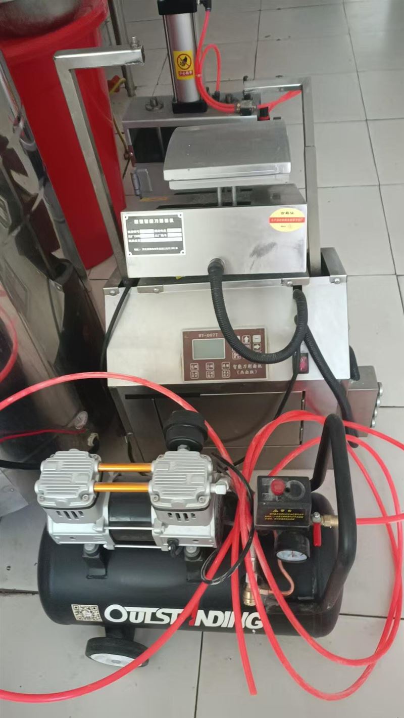 有想干刀削面的朋友們，請與我聯(lián)系，本人有一套9成新的刀削面設(shè)備出售