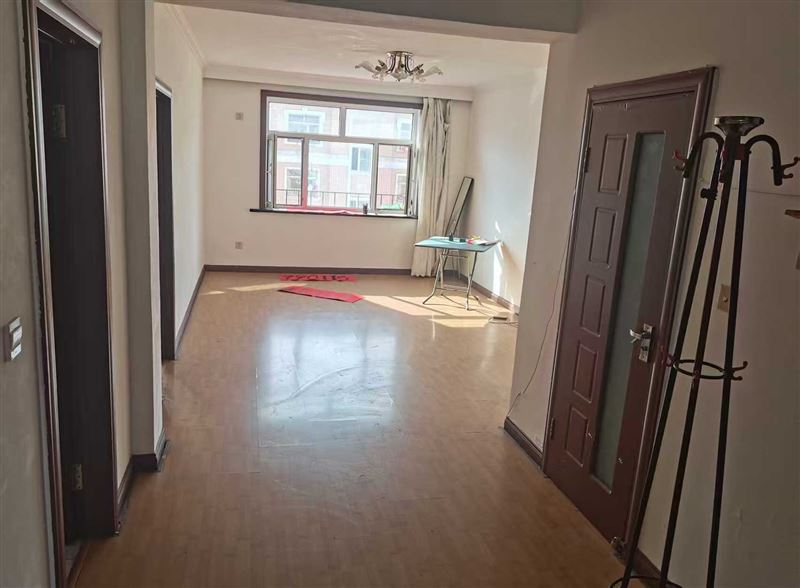 賣(mài)朝陽(yáng)五組團(tuán)樓房