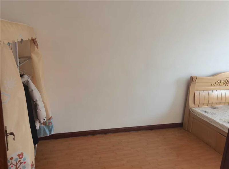 賣(mài)朝陽(yáng)五組團(tuán)樓房